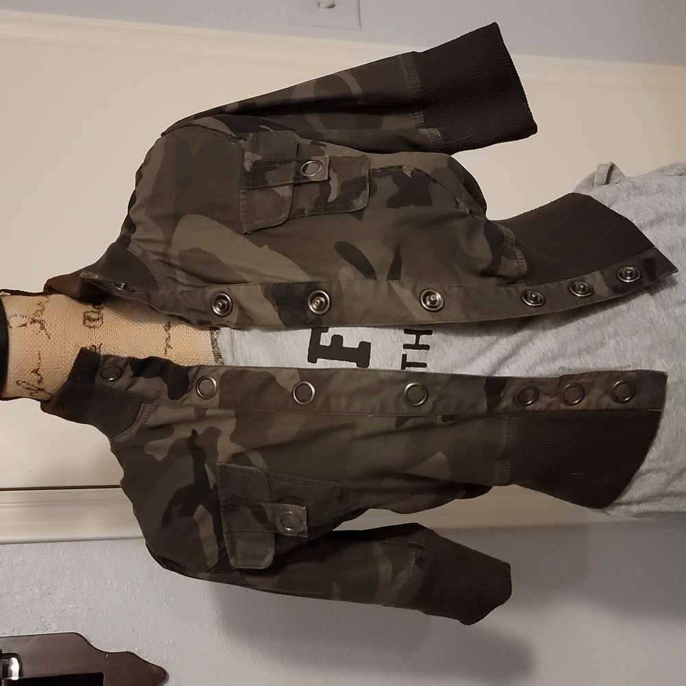 Cute Camo style quarter length sleeved jacket